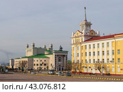 Город Улан-Удэ, Республика Бурятия, Россия. Площадь Советов в центре Улан-Удэ. Вид на красивое здание со шпилем и Бурятский театр оперы и балета имени Г. Ц. Цыдынжапова. Архитектурные достопримечательности. Редакционное фото, фотограф Андрей Степанов / Фотобанк Лори