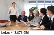 Businesswoman holding meeting for senior managers in the meeting room. Стоковое видео, видеограф Яков Филимонов / Фотобанк Лори