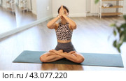 Instructor girl works out set of exercises, lotus asana in combination with deep conscious breathing. Стоковое видео, видеограф Яков Филимонов / Фотобанк Лори