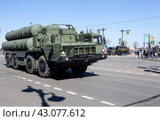 С-400 «Триумф» — российский зенитный ракетный комплекс (ЗРК), на фоне Петропавловской крепости, едет на репетицию парада Победы. Санкт-Петербург (2024 год). Редакционное фото, фотограф Сергей Афанасьев / Фотобанк Лори