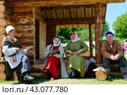 Фестиваль исторической реконструкции "Времена и эпохи" в Коломенском. Игра на разных инструментах (2023 год). Редакционное фото, фотограф Терехова Марина / Фотобанк Лори