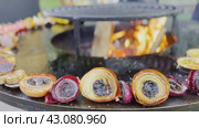 Grilled vegetables closeup with open fire in background. Стоковое видео, видеограф Антон Гвоздиков / Фотобанк Лори