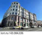 Москва, улица Сретенка, дом 26 на фоне синего неба. Дом Санкт-Петербургского общества страхования с кинотеатром «Одеон», 1912—1914 годы. Редакционное фото, фотограф Овчинникова Ирина / Фотобанк Лори