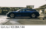 Автомобиль Porsche Taycan синего цвета стоит на парковке (2024 год). Редакционное фото, фотограф Константин Григорьев / Фотобанк Лори