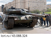 Захваченный немецкий танк Леопард 2А6 на выставке трофейного вооружения и военной техники, захваченной российскими военными в ходе спецоперации. Парк Победы на Поклонной горе, Москва (2024 год). Редакционное фото, фотограф Pukhov K / Фотобанк Лори