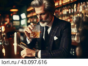 Галантный, ухоженный мужчина средних лет с седыми волосами в классическом костюме сидит в пабе за бокалом превосходного виски. Стоковое AI-изображение, AI-художник Сергей Сергеев / Фотобанк Лори