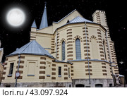 Евангелический лютеранский Кафедральный Собор святых Петра и Павла ночью под луной, Москве/ (2015 год). Редакционное фото, фотограф Iva Noel / Фотобанк Лори