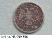Российский металлический рубль. Грязная и ржавая поцарапанная монета, серый фон. Стоковое фото, фотограф александр афанасьев / Фотобанк Лори