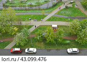Snowstorm in May. Boulevard in snow, Mitino, Moscow (2024 год). Редакционное фото, фотограф Валерия Попова / Фотобанк Лори