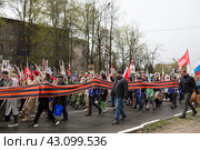 Шествие общественного движения "Бессмертный полк" в память о 26 миллионах соотечественников, погибших в Великой Отечественной войне. Мытищи, Московская область, Россия (2022 год). Редакционное фото, фотограф Наталья Волкова / Фотобанк Лори