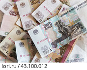 Российские бумажные деньги номиналом десять, пятьдесят и сто рублей крупным планом. Russian rubles. Стоковое фото, фотограф Лариса Гордеева / Фотобанк Лори