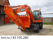 Экскаватор Doosan южнокорейского производства. Дорожно-строительная техника. Редакционное фото, фотограф Дорощенко Элла / Фотобанк Лори