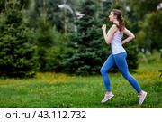 Scamper by slender european woman in public park. Стоковое фото, фотограф Владимир Григорьев / Фотобанк Лори