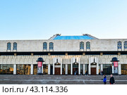 Город Казань. Вид на здание Татарского государственного академического театра имени Галиасгара Камала (ТГАТ) со стороны одноименной площади (2024 год). Стоковое фото, фотограф Александр Тараканов / Фотобанк Лори