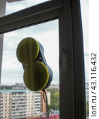 Automatic vacuum robot window washer washes glass window. Стоковое фото, фотограф Константин Григорьев / Фотобанк Лори