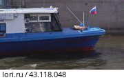 A tour boat moored to the pier is bobbing on the waves of the Moika River (2024 год). Стоковое видео, видеограф Ярославский Максим / Фотобанк Лори