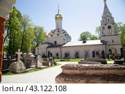 Moscow, Russia, May 3, 2024, Donskoy Monastery and Donskoye Cemetery in Moscow. Редакционное фото, фотограф Александр Поташев / Фотобанк Лори