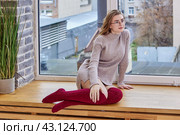 Myopia glasses on an 18 years old woman sitting on windowsill. Стоковое фото, фотограф Владимир Григорьев / Фотобанк Лори