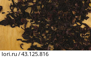 Гибискус, падающий на фоне дерева, вид сверху. Hibiscus falling on the wooden background. Стоковое видео, видеограф Александр Собко / Фотобанк Лори