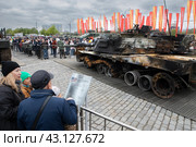 Подбитый американский Абрамс на выставке подбитой военной техники на Украине во время проведения СВО (2024 год). Редакционное фото, фотограф Дмитрий Неумоин / Фотобанк Лори