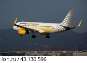 Vueling airliner landing in El Prat Airport in Barcelona (2020 год). Редакционное фото, фотограф Яков Филимонов / Фотобанк Лори