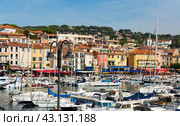 Coastal area of French city of Cassis overlooking port (2021 год). Редакционное фото, фотограф Яков Филимонов / Фотобанк Лори