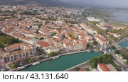 Townscape of Frontignan, France. View of Canal du Rhone a Sete and residential buildings. Стоковое видео, видеограф Яков Филимонов / Фотобанк Лори