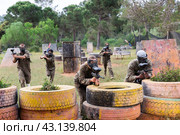 Paintball players of opposite teams in shootout. Стоковое фото, фотограф Яков Филимонов / Фотобанк Лори