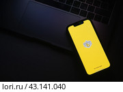 Tinkoff bank logo on smartphone screen. Редакционное фото, фотограф Aleksandr Gavrilychev / Фотобанк Лори