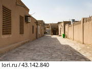 Old houses in Itchan Kala, the walled inner town of the city of Khiva (2022 год). Редакционное фото, фотограф Юлия Белоусова / Фотобанк Лори