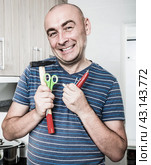 Ordinary man posing with hammer in his hands. Стоковое фото, фотограф Татьяна Яцевич / Фотобанк Лори