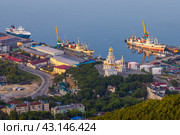 Вид сверху на церковь на берегу залива. Суда пришвартованы к причалам порта. Морской собор, Авачинская бухта, город Петропавловск-Камчатский, Камчатский край, Дальний Восток России. Стоковое фото, фотограф Андрей Степанов / Фотобанк Лори