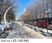 Выставка с постерами, посвященными актрисе Инне Чуриковой, на Цветном бульваре в Москве. Редакционное фото, фотограф Овчинникова Ирина / Фотобанк Лори