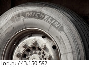Грязное колесо грузовика с изношенным протектором крупным планом (2024 год). Редакционное фото, фотограф Валерий Елистратов / Фотобанк Лори