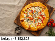 Homemade savory galette with vegetables, wheat pie with tomatoes, zucchini. Стоковое фото, фотограф Natalia Gdovskaia / Фотобанк Лори