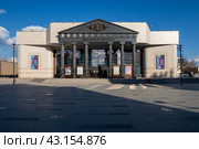 Забайкальский краевой драматический театр им. Н. А. Березина, город Чита, Забайкальский край, Россия. Восточная Сибирь. Красивое здание театра. На чёрном портике надпись «Драматический театр». (2023 год). Редакционное фото, фотограф Андрей Степанов / Фотобанк Лори