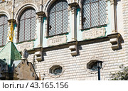 Здание Ссудной казны (крупный план). Настасьинский переулок, дом 3, стр. 1. Москва. Россия (2024 год). Редакционное фото, фотограф E. O. / Фотобанк Лори