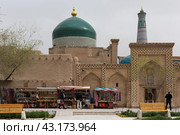 Street in Itchan Kala, the walled inner town of the city of Khiva (2022 год). Стоковое фото, фотограф Юлия Белоусова / Фотобанк Лори