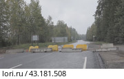 Road repair, fenced, do not pass ремонт дороги, огорожен, не проехать. Стоковое видео, видеограф Опока Алексей / Фотобанк Лори