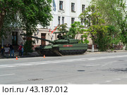 Основной боевой танк Т-80БВМ, подготовка к параду Победы. Волгоград, улица Мира, Россия. (2024 год). Редакционное фото, фотограф Андрей Цыганков / Фотобанк Лори