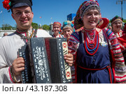 Мужчина играет на гармони у Центрального входа на ВДНХ в городе Москве, Россия (2024 год). Редакционное фото, фотограф Николай Винокуров / Фотобанк Лори