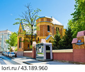 Особняк Шехтеля. Весенний солнечный день. Ермолаевский переулок, дом 28, строение 1. Москва (2024 год). Редакционное фото, фотограф E. O. / Фотобанк Лори
