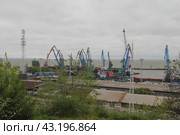 Таганрогский морской торговый порт со стороны берега с видом на Таганрогский залив, портальные краны (2023 год). Стоковое фото, фотограф Юлия Кутыгина / Фотобанк Лори