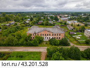 Вид с высоты на закрытую школу в Пинюге (аэросъемка 2023 года) Стоковое фото, фотограф Владислав Самошкин / Фотобанк Лори