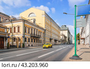 Улица Знаменка, городская усадьба 19 века и такси, Москва (2023 год). Редакционное фото, фотограф Baturina Yuliya / Фотобанк Лори