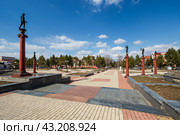 Театральная площадь, город Биробиджан, Еврейская автономная область, Дальний Восток России. На благоустроенной городской площади установлены колонны со скульптурами Аполлона и античных муз. Редакционное фото, фотограф Андрей Степанов / Фотобанк Лори