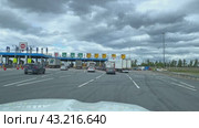 Трасса М4 Дон. Пункт оплаты платной дороги. toll road or tollway on the controlled-access highway. Forced traffic jam concept. point of payment for the toll road. Toll highway. Point of payment on the road (2024 год). Редакционное видео, видеограф Ирина Михайличенко / Фотобанк Лори