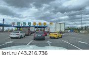 Трасса М4 Дон. Пункт оплаты платной дороги. toll road or tollway on the controlled-access highway. Forced traffic jam concept. point of payment for the toll road. Toll highway. Point of payment on the road (2024 год). Редакционное видео, видеограф Ирина Михайличенко / Фотобанк Лори