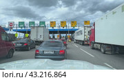 Трасса М4 Дон. Пункт оплаты платной дороги. toll road or tollway on the controlled-access highway. Forced traffic jam concept. point of payment for the toll road. Toll highway. Point of payment on the road (2024 год). Редакционное видео, видеограф Ирина Михайличенко / Фотобанк Лори