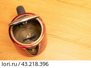 broken old used electric kettle with scale and lime deposits. Стоковое фото, фотограф Андрей Знаменский / Фотобанк Лори